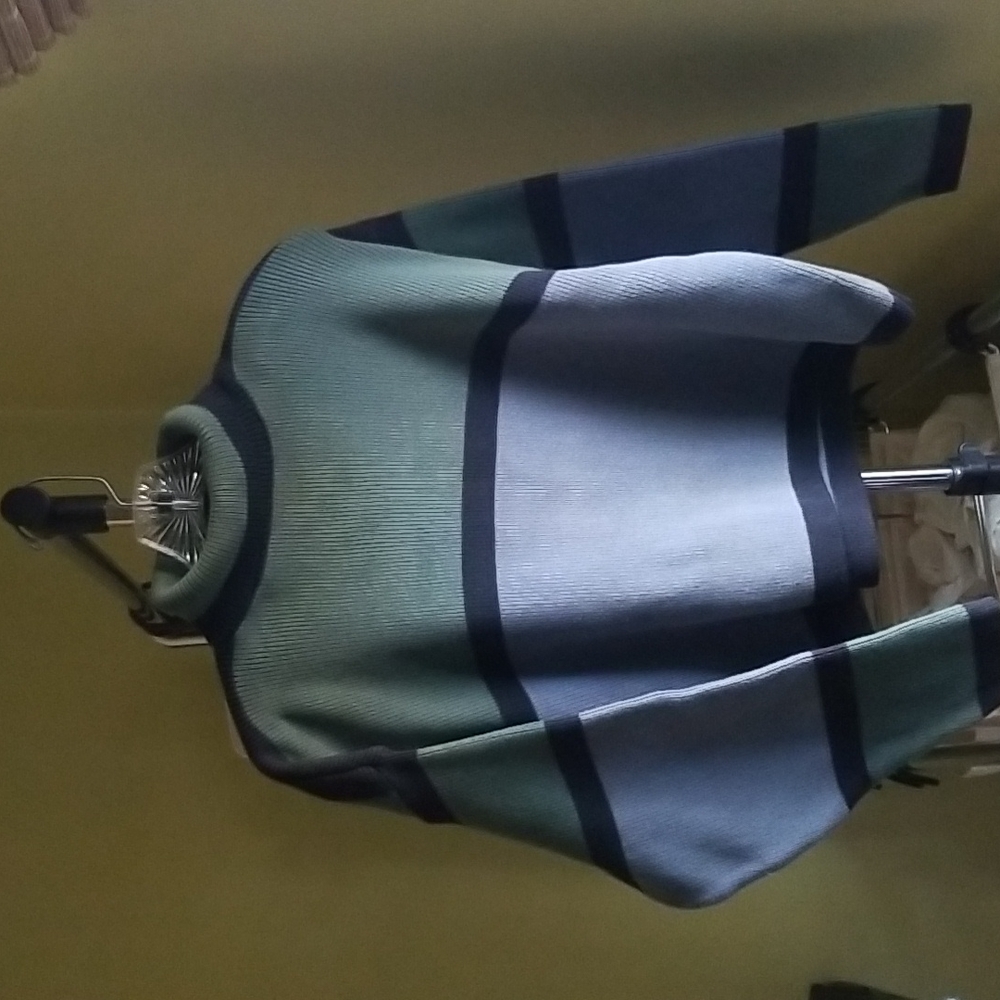 Sweater - Picture 4 of 4